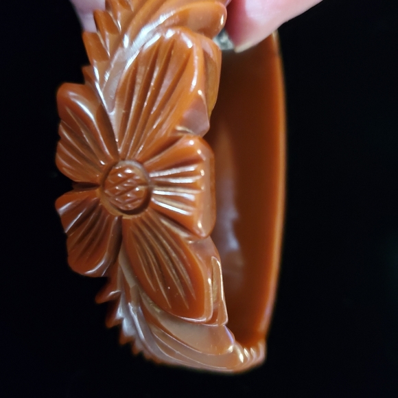 Carved Bakelite Bangle Caramel Floral Hinged 1930's 1940's - Picture 5 of 13
